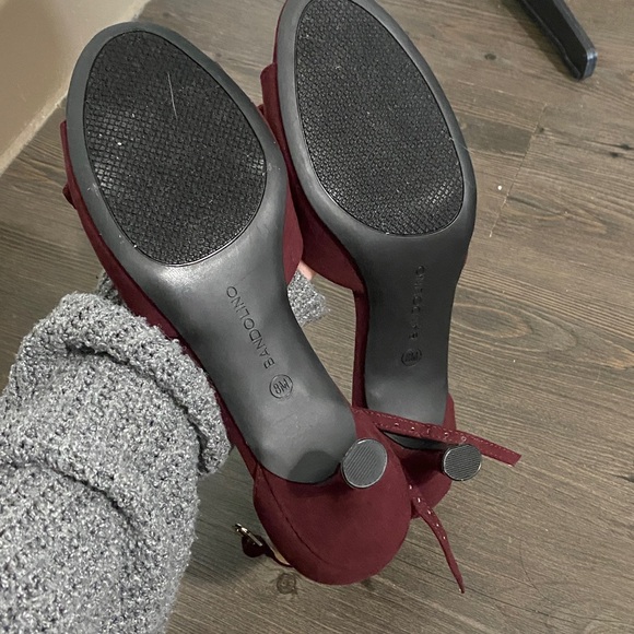 Bandolino Andora cranberry kitten heeled bow sandals faux suede - Picture 8 of 9